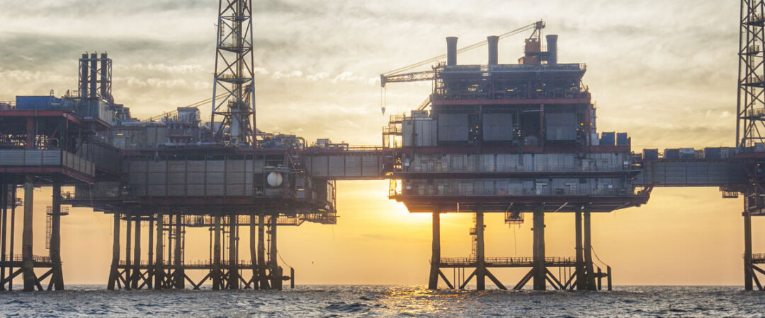 HDR da plataforma de petróleo offshore no meio do mar na hora do pôr do sol